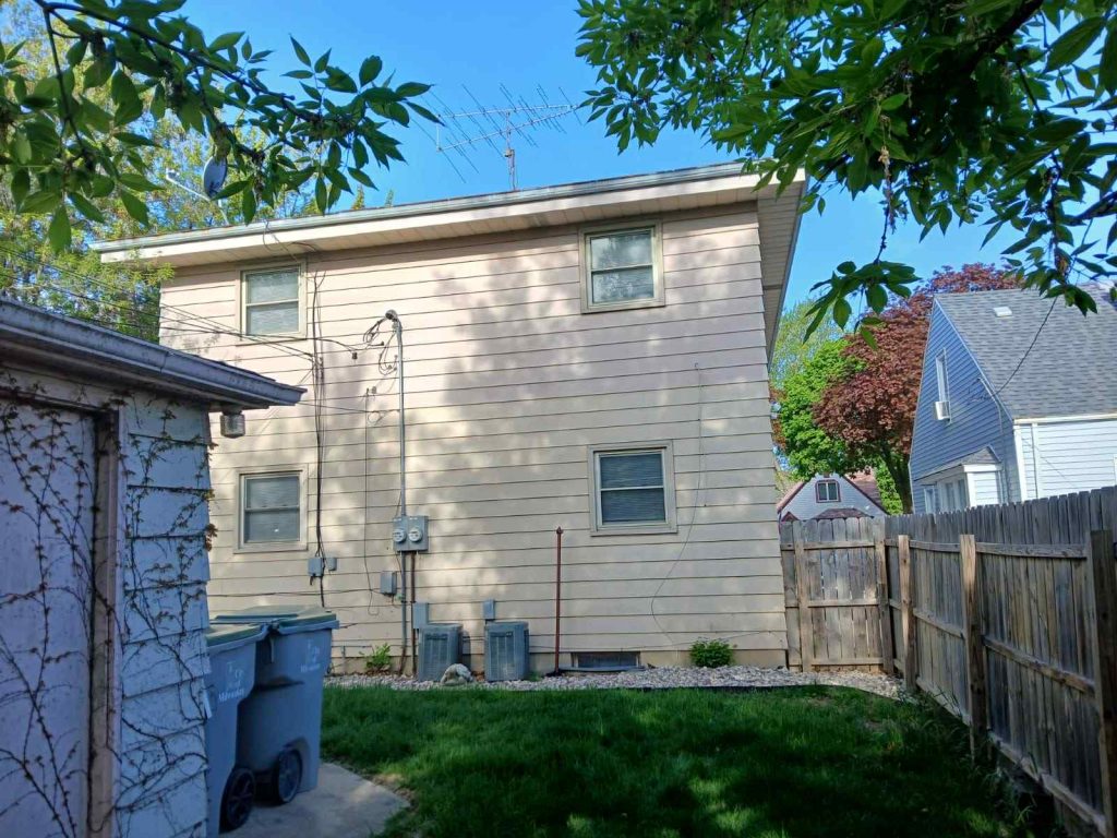 Libertyville IL white vinyl siding installation by REXX Roofing